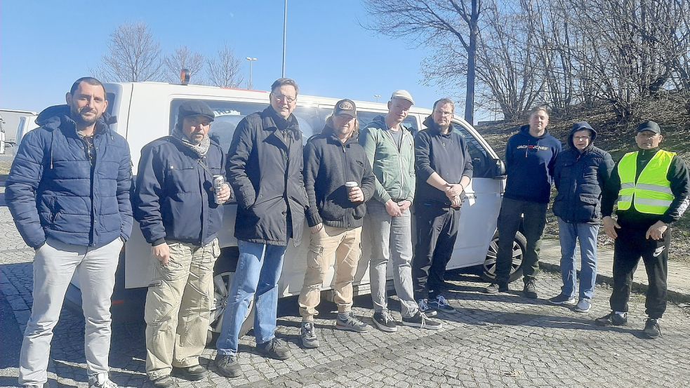 Das Bild zeigt die freiwilligen Helfer des Hilfstransports des Vereins „Leer kann Kindern helfen“ während einer Pause auf der Fahrt nach Polen. Foto: Privat