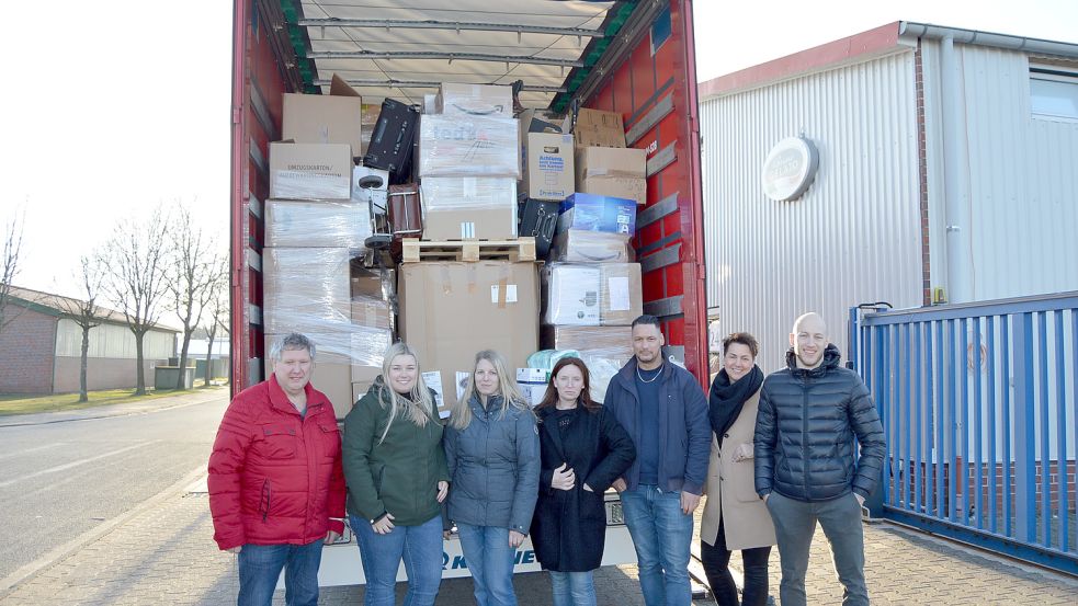 Ein Teil des Helferteams mit Spediteur Rainer van Mark (links) vor der Abreise. Foto: Weers