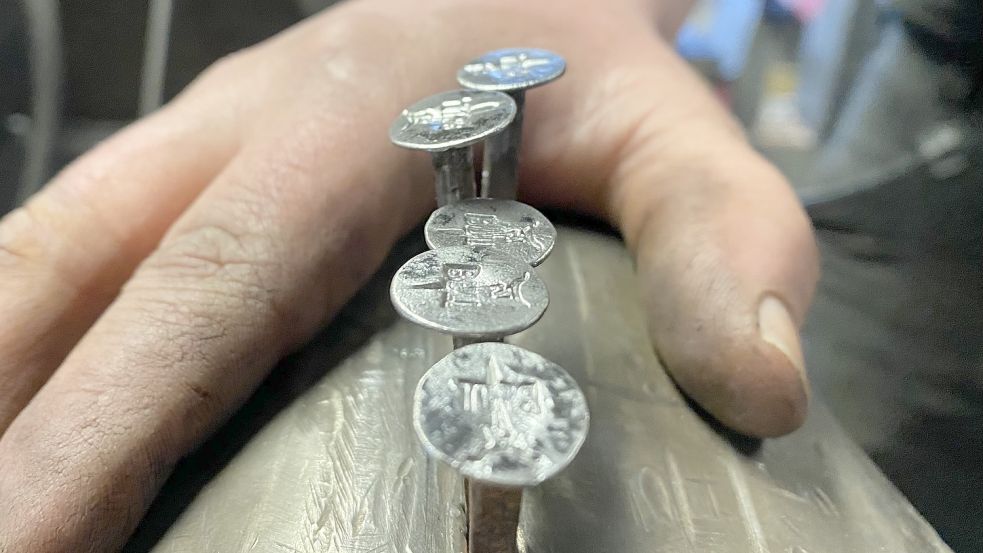 Präzise Fertigung: Neben den 30 Zentimeter hohen Friedensnägeln werden auch kleine produziert, die ebenfalls in einen hölzernen Sockel geschlagen werden. Fotos: Wimberg