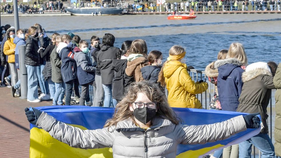 Schülerinnen und Schüler setzen ein Zeichen für Frieden, Freiheit und Menschenrechte. Foto: Ortgies