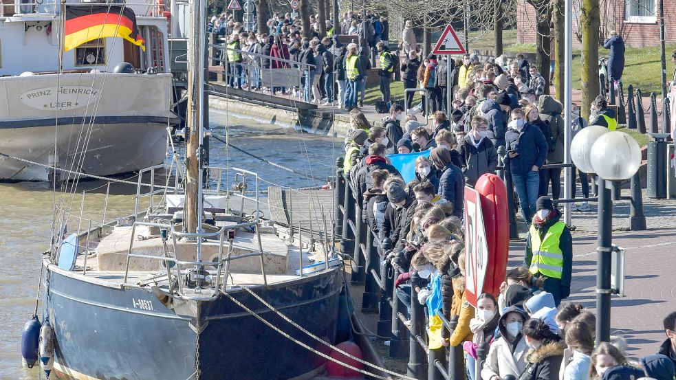3000 Jugendliche stehen rund um den Leeraner Hafen. Foto: Ortgies