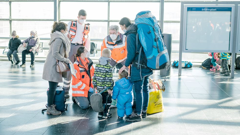 Rund 650 Geflüchtete aus der Ukraine sind am Donnerstag mit einem Sonderzug an der Hannover-Messe angekommen. Foto: Spata/DPA