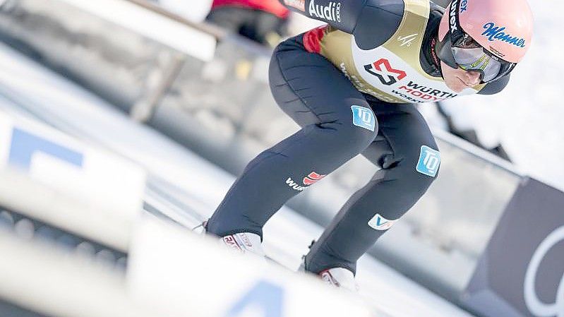 Skispringer Karl Geiger hat beim Einzel in Vikersund keine Medaillenchancen mehr. Foto: Dominik Berchtold/Fa/dpa