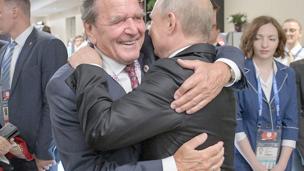 Gerhard Schröder distanziert sich nicht vom russischen Präsidenten Wladimir Putin. Dieses Foto stammt aus dem Jahr 2018. Foto: dpa/TASS