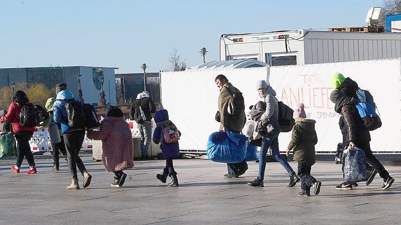 Kriegsflüchtlinge aus der Ukraine gehen am Hauptbahnhof Berlin zum Zelt der Berliner Stadtmission, das als Erstanlaufstelle für Geflüchtete dient. Foto: Annette Riedl/dpa