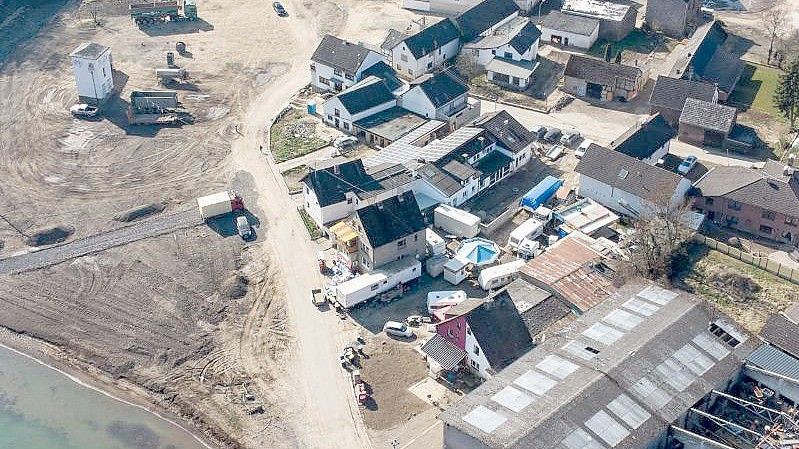 Zahlreiche Freiflächen im Ortskern lassen erkennen, wo hier in den vergangenen Monaten von der Flut zerstörte Häuser abgerissen wurden (Luftaufnahme mit einer Drohne). Foto: Boris Roessler/dpa