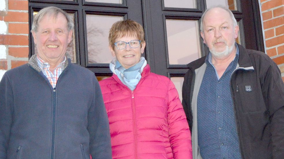 Stephan Dannebaum (von links), Margret Göken und Antonius Kanne vom Heimatverein Saterland „Seelter Buund“ hoffen darauf, dass es mit dem Saterfriesisch-Unterricht bald wieder losgehen kann. In Kürze findet ein Saterfriesisch-Kurs für Erwachsene im Vereinsheim. dem „Seelterfraiske Kulturhuus“, am Alten Bahnhof in Scharrel statt. Foto: Weers