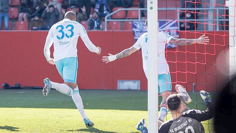 Schalkes Malick Thiaw (l) bejubelt sein Tor zum zwischenzeitlichen 2:0. Foto: Matthias Balk/dpa