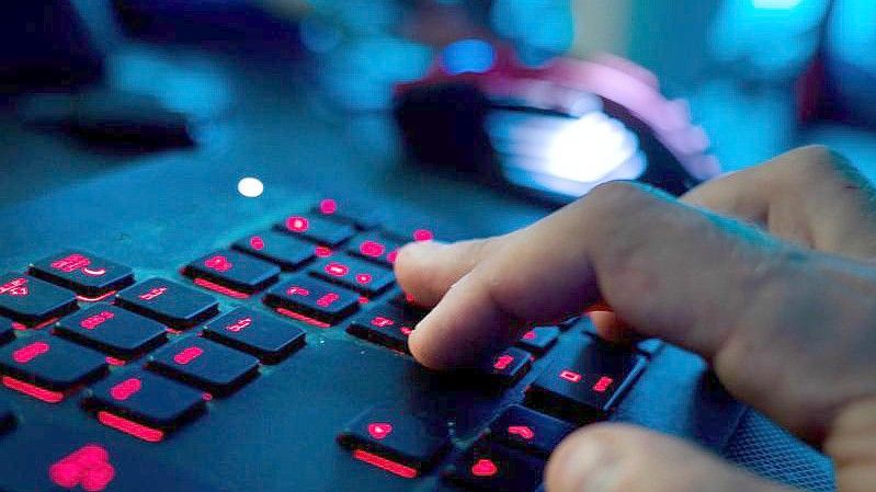 Dem Bundesverband der Energie- und Wasserwirtschaft zufolge wurden in Deutschland zuletzt mehr Cyberangriffe verzeichnet. Foto: Nicolas Armer/dpa/Illustration