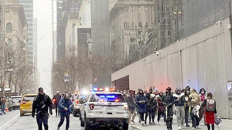 Besucher mussten das Museum in Manhattan verlassen, nachdem ein Mann mit einem Messer auf zwei Kassen-Mitarbeiter eingestochen hatte. Foto: Scott Cowdrey/Scott Cowdrey via AP/dpa