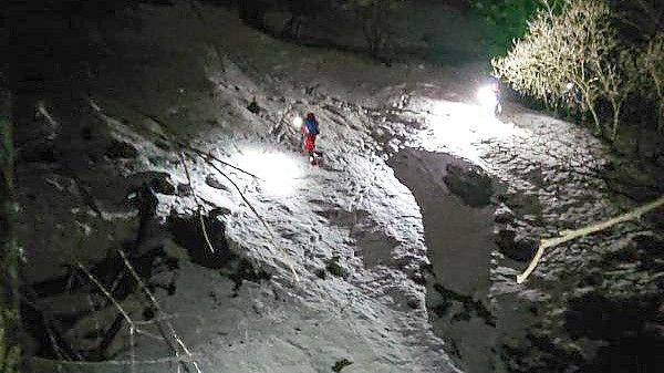Einsatzkräfte der Bergwacht kehren am Samstagabend in der Nähe der Maiwand bei Flintsbach am Inn von dem Ort zurück, an dem drei Bergwanderer ums Leben gekommen sind. Foto: -/Bergwacht Brannenburg/dpa