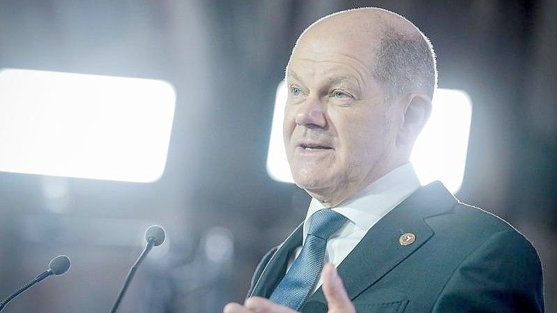 Bundeskanzler Olaf Scholz (SPD) bei einer Pressekonferenz im französischen Versailles. Foto: Kay Nietfeld/dpa