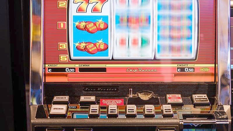 Die Automatenwirtschaft sieht sich durch Regulierung und illegale Angebote bedroht. Foto: Ole Spata/dpa