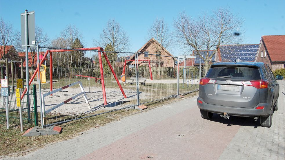 Die gepflasterte Straße auf dem Spiel- und Dorfplatz an der Falkenstraße in Hesel durfte bisher nur von Radfahrern und Fußgängern benutzt werden. Jetzt fahren dort auch Autos. Foto: Schneider-Berents