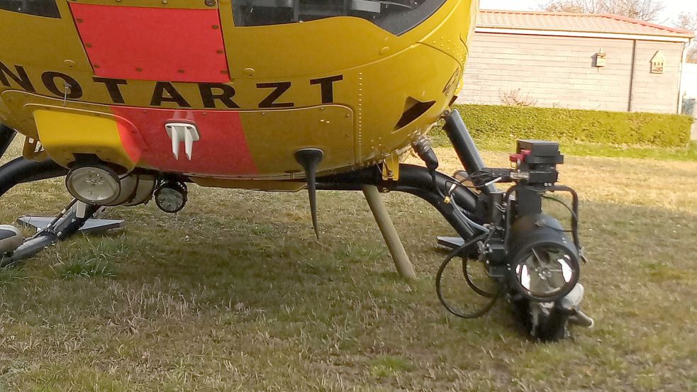 Der Holzpfahl bohrte sich ins Führercockpit des Rettungshubschraubers. Foto: Polizei