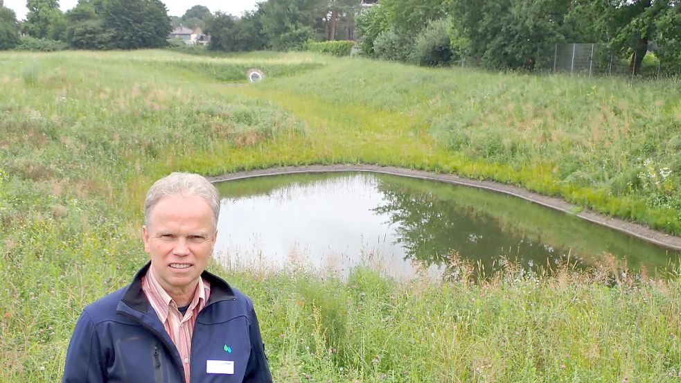 Reinhard Hövel vor einem Regenrückhaltebecken. Naturnah und offen sollten sie gestaltet werden, sagt der Experte des Oldenburgisch-Ostfriesischen Wasserverbandes. Foto: OOWV