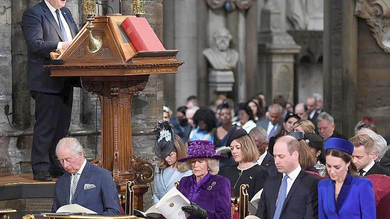 Boris Johnson spricht während des Commonwealth-Gottesdienstes - Prinz Charles (l-r), Herzogin Camilla, Prinz William und Herzogin Kate lauschen andächtig. Foto: Daniel Leal/PA Wire/dpa