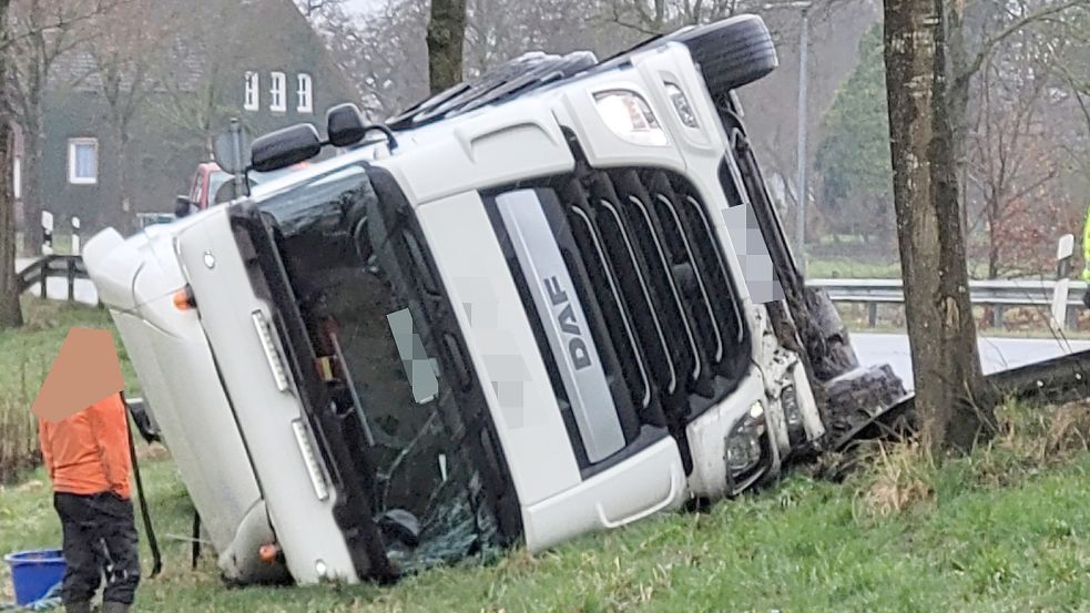 Der Lastwagen kippte auf die Seite. Foto: Wolters