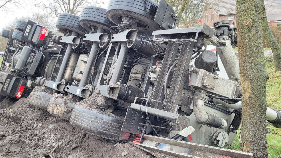Die Leitplanke konnte den Lastwagen nicht halten. Foto: Wolters