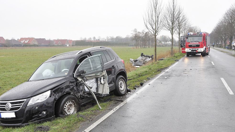 Ein Fahrzeug überschlug sich, das andere wurde stark beschädigt. Foto: Wolters