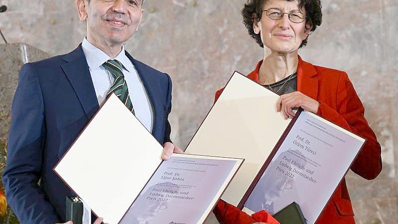 Ugur Sahin und Özlem Türeci, Gründerpaar des Biotechnologieunternehmens Biontech, werden in der Frankfurter Paulskirche mit dem Paul Ehrlich- und Ludwig Darmstaedter-Preis 2022 ausgezeichnet. Foto: Arne Dedert/dpa