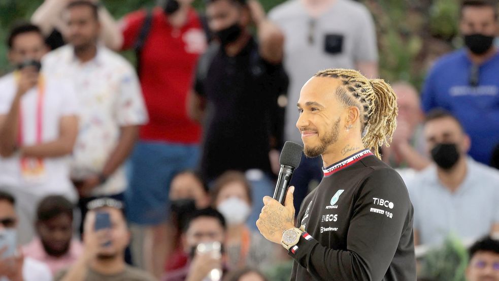 Bei der Expo Dubai 2022 verkündet Lewis Hamilton, dass er bald anders heißt. Foto: AFP/KARIM SAHIB