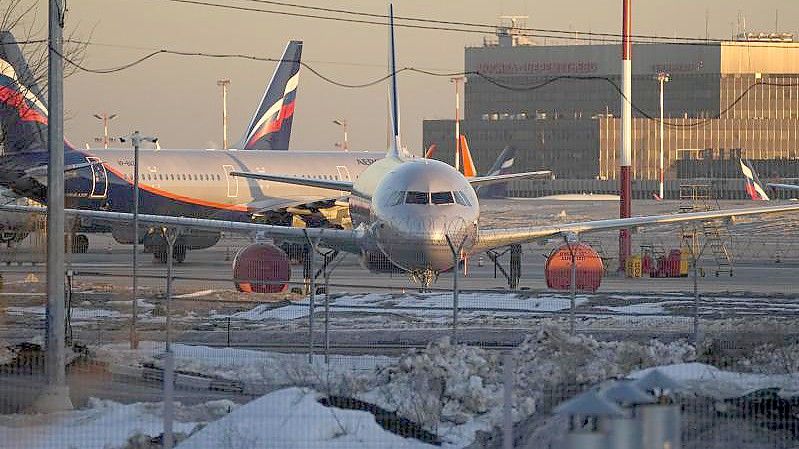 Aeroflot-Passagierflugzeuge stehen auf dem Flughafen Scheremetjewo außerhalb von Moskau. Foto: Pavel Golovkin/AP/dpa