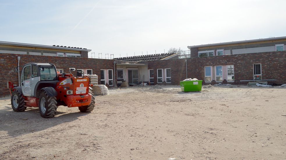 Noch wird in Flachsmeer fleißig gebaut, wenn die Kindertagesstätte fertig ist, wird es vier neue Betreuungsgruppen geben. Foto: Weers