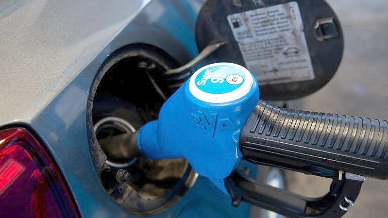 Eine Zapfpistole mit der Aufschrift "Super 95" steckt an einer Tankstelle in der Tanköffnung eines Fahrzeugs. Foto: Sven Hoppe/dpa