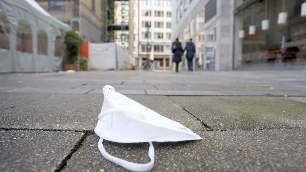 Vielerorts sollen bald die Masken fallen: im Einzelhandel, in der Gastronomie und auch in den Schulen. Selbst in den betroffenen Bereichen wachsen angesichts hoher Inzidenzen die Sorgen. Foto: Hildenbrand/DPA