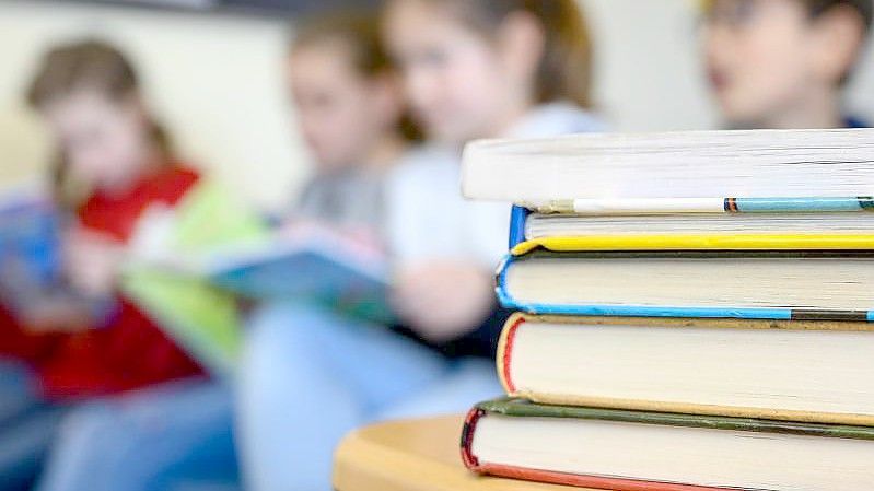 Kinder lesen in einer Grundschule. Foto: Sebastian Gollnow/dpa