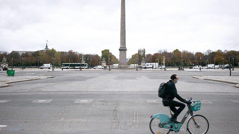 Der fast menschenleere Place de la Concorde in Paris im Lockdown 2020. Dort hat jetzt eine Frau ihr Kind geboren. Foto: Elko Hirsch/dpa
