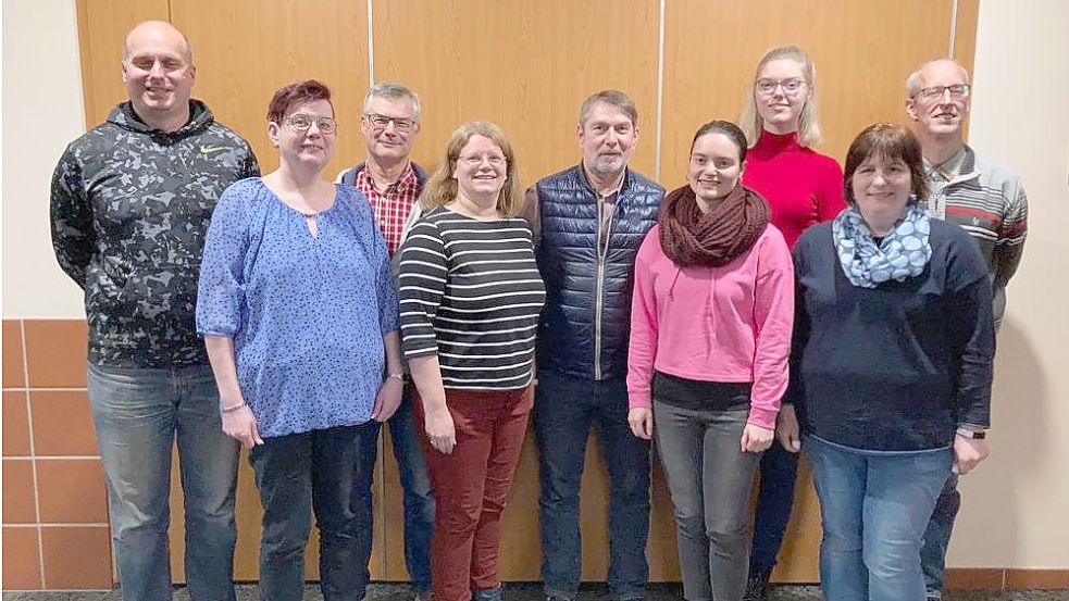 Der neue Vorstand (von links): Christian Scharf (1. Vorsitzender), Eva Prahm (Finanzen), Holger Tallowitz (Medien und Schreiben), Silke Alberts (2. Vorsitzende), Harald Müller (Noten), Viola Tallowitz-Scharf (Kleidung), Michelle Tütjer (Jugend), Ruth Bley (3. Vorsitzende), Egbert Weths (Instrumente). Foto: Markus Brinkmann/JSK Tell Hollen