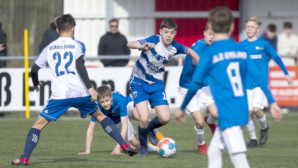Mit 4:1 gelang den C-Junioren (am Ball Arian Jashari) am Wochenende ein Sieg im Spitzenspiel gegen den JLZ Emsland II. Foto: Doden
