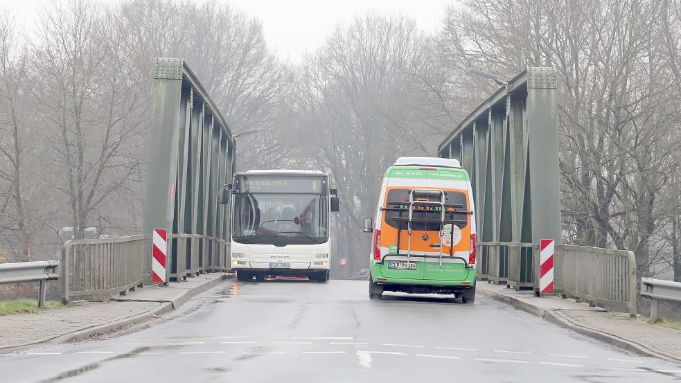 So sieht es tagtäglich bei der Kamper Brücke aus. Hohes Verkehrsaufkommen. Radfahrer und Fußgängern können die Brücke nicht gefahrlos passieren. Nun fordern Einwohner der Ortschaft Kampe mit Nachdruck eine eigene Brücke für Fußgänger und Radfahrer. Fotos: Passmann