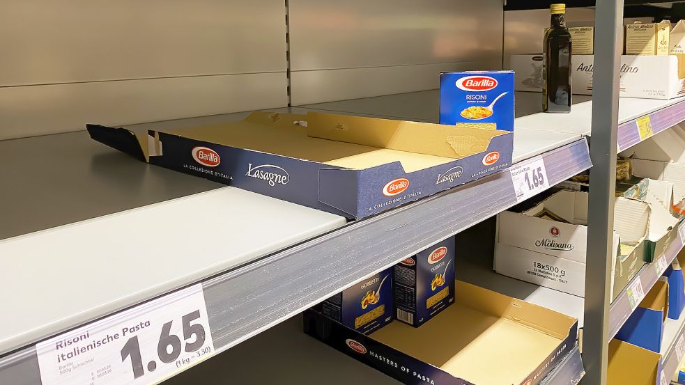 So wie auf diesem Bild sieht es zurzeit auch vielerorts in den Supermärkten im Oberledingerland aus. Die Regale mit Nudeln, Speiseöl und Mehl sind häufig leer. Symbolfoto: Fälchle/stock.adobe.com