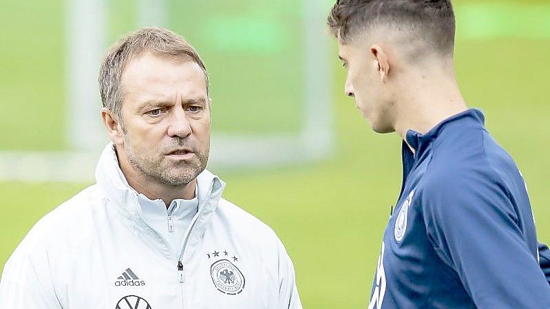 Bundestrainer Hansi Flick (l) und Kai Havertz. Foto: Tom Weller/dpa