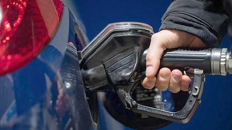 Normalerweise bewegen sich die Preise für Öl und Sprit relativ im Gleichschritt, doch derzeit sind sie weitgehend entkoppelt. Foto: Marijan Murat/dpa
