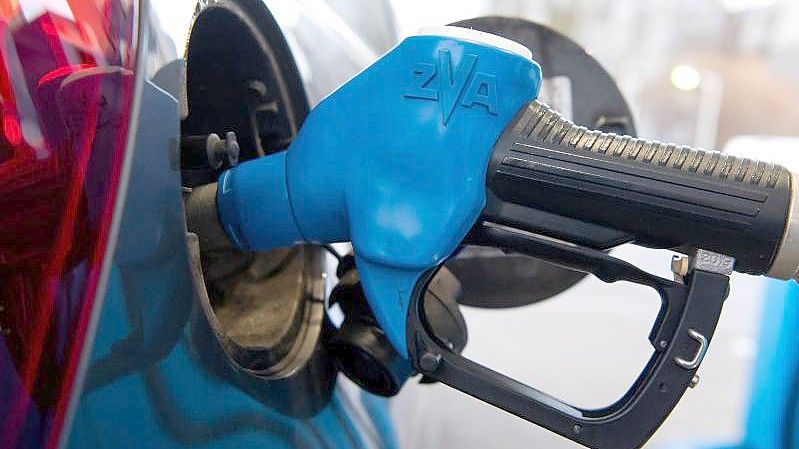 Die Prese für Benzin und Diesel sind wieder gesunken - aber nur ganz leicht. Foto: Sven Hoppe/dpa