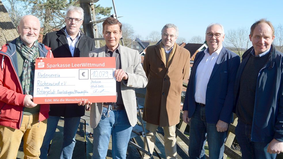 Bei der symbolischen Scheckübergabe in Mitling-Mark: (von links) Andreas Engel (1. Vorsitzender Rückenwind), Uwe Tellkamp (2. Vorsitzender Rückenwind), Rainer Bruns (Präsident Rotary-Club Overledingen-Rhauderfehn), Andreas Damke, Horst Ammermann und Gerriet Groenhagen (alle Rotary-Club). Foto: Weers