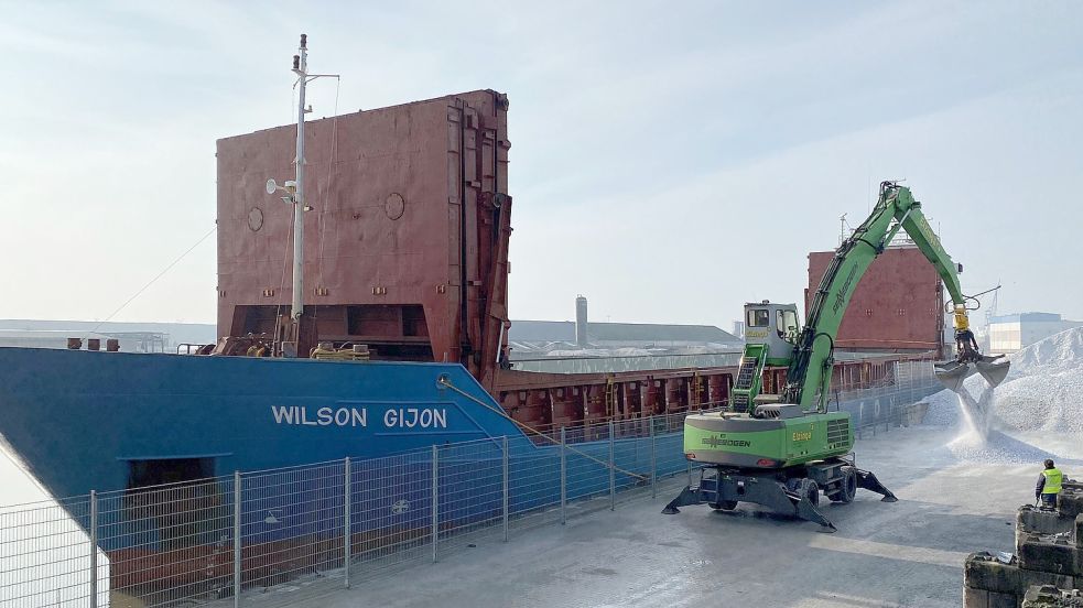 Eigentlich sollte die Wilson Gijon vollbeladen in den Hafen einlaufen. Daraus wurde jedoch nichts. Foto: Stadtwerke