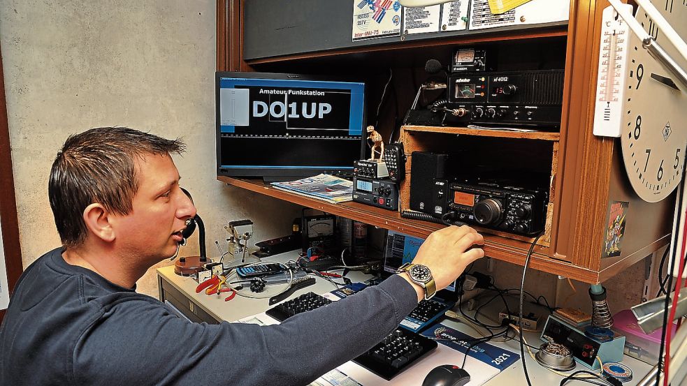 Von seinem „Shack“ aus knüpft Markus Janssen, Funkamateur aus Aschendorf, Kontakt in alle Welt. Foto: Schade