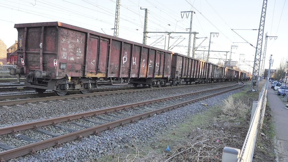 Donnerzüge und kein Ende: Auf der Suche nach einer Erklärung für die ungewöhnlich starken Vibrationen bei der Durchfahrt von Güterzügen, sind die Betroffenen bisher erfolglos. Foto: Wolters