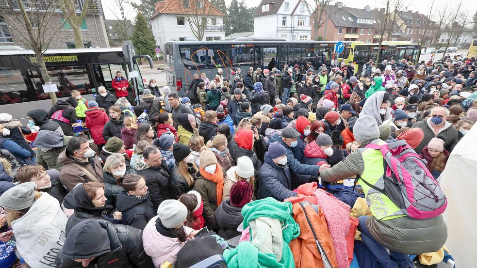 In Hamburg warten Menschen, die aus der Ukraine geflohen sind, am Mittwoch vor dem Amt für Migration und werden von freiwilligen Helfern mit Essen, Getränken und Dingen des täglichen Gebrauchs versorgt. So groß wie in der Hansestadt dürfte die Zahl der Geflüchteten in Ostfriesland nicht werden, doch die ersten sind auch bereits in der Region angekommen. Foto: Charisius/DPA