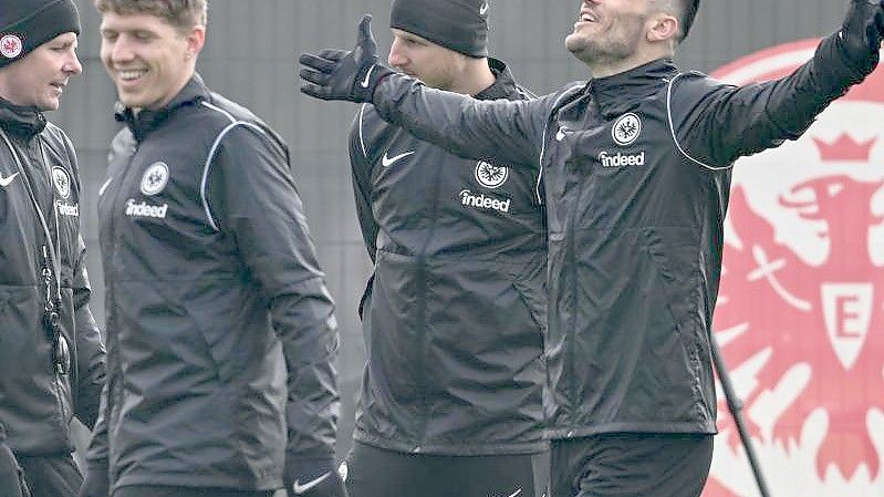 Frankfurts Cheftrainer Oliver Glasner (l) zeigt sich beim Abschlusstraining von Eintracht Frankfurt gut gelaunt. Foto: Arne Dedert/dpa