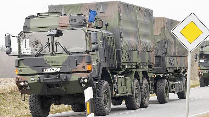 Ein Konvoi zum Transport des Flugabwehrraketensystems Patriot verlässt das Bundeswehr-Gelände der Flugabwehrraktengruppe 26 in Husum. Foto: Frank Molter/dpa