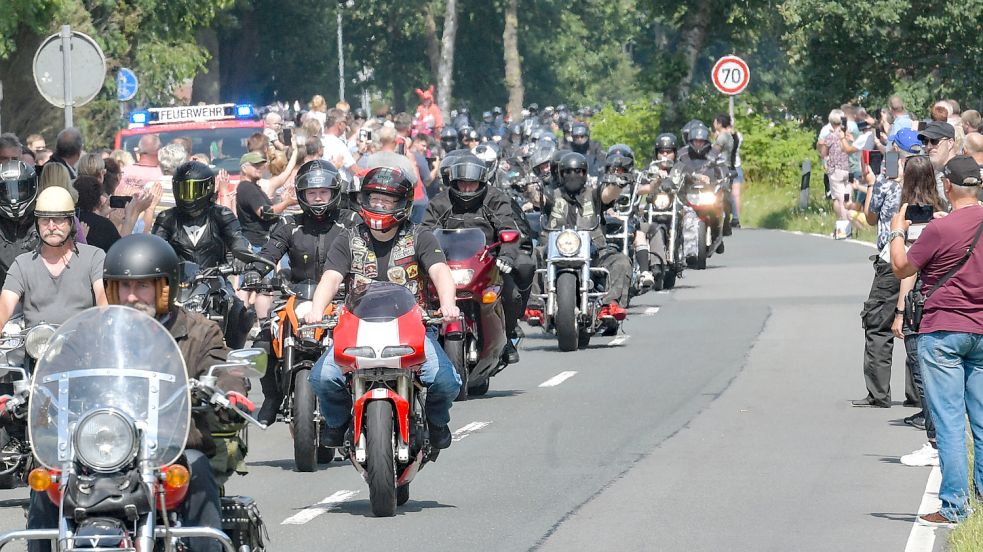 Die Kraft der Gemeinschaft: Im Juli verabredeten sich mehr als 15.000 Bikerinnen und Biker zur Aktion „Krach für Kilian“ in Rhauderfehn. Foto: Ortgies/Archiv