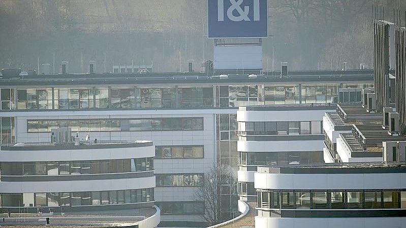 Das Foto zeigt den Bürokomplex des Internetunternehmens 1&1 in Montabaur. Foto: Thomas Frey/dpa