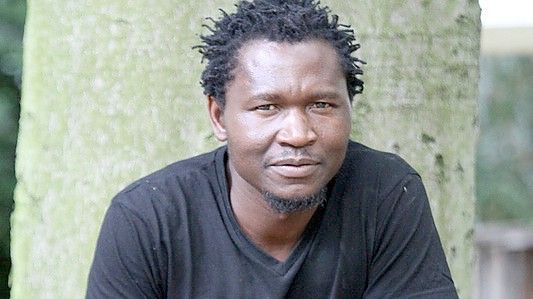 Wimbai Ngoma ist Bildhauer aus Simbabwe. Er leitet jetzt einen Workshop in Rhauderfehn. Foto: privat