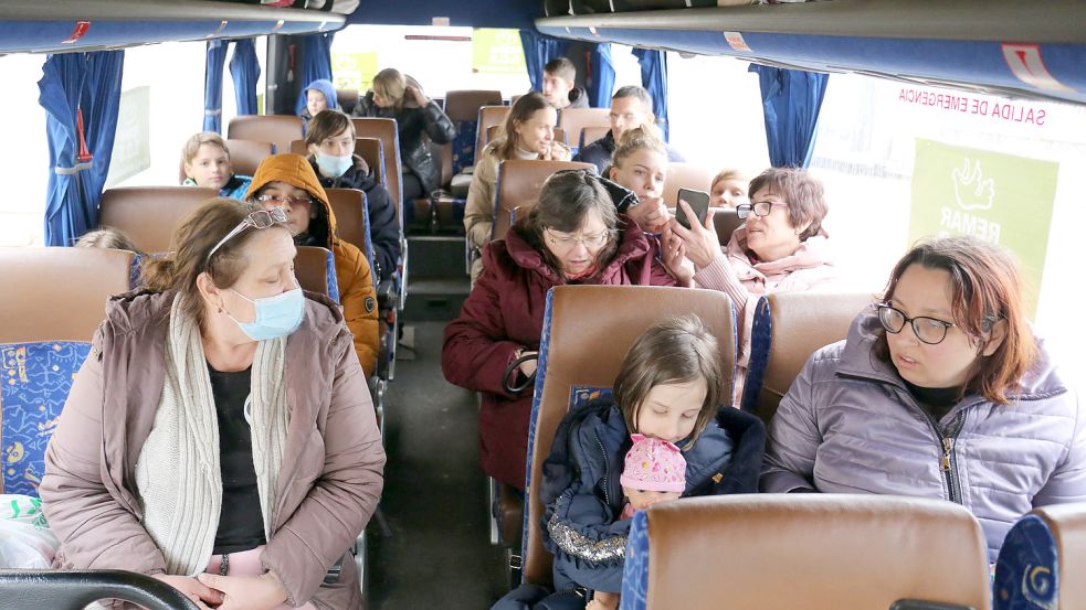 Flüchtlinge aus der Ukraine werden unter anderem in Bussen in Sicherheit gebracht. Foto: De Luca/dpa